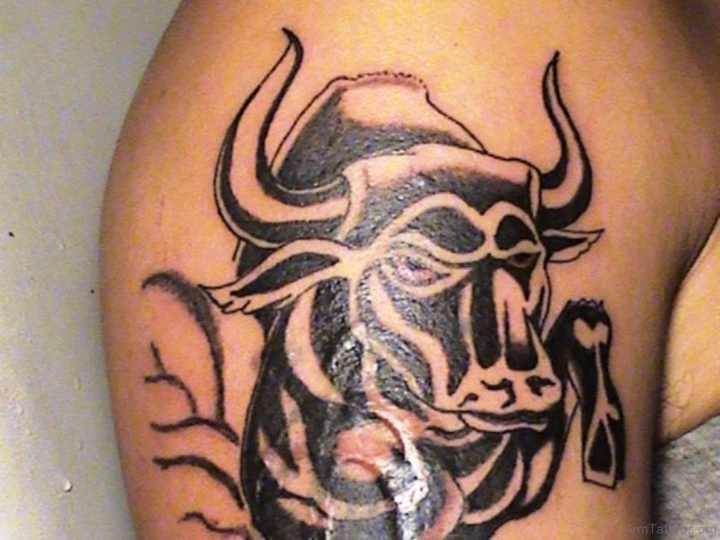 Мужские Татуировки на плече со знаком тельца